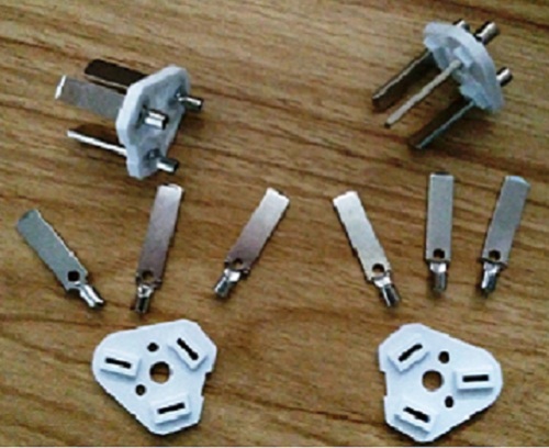 Automatic assembly of plugs